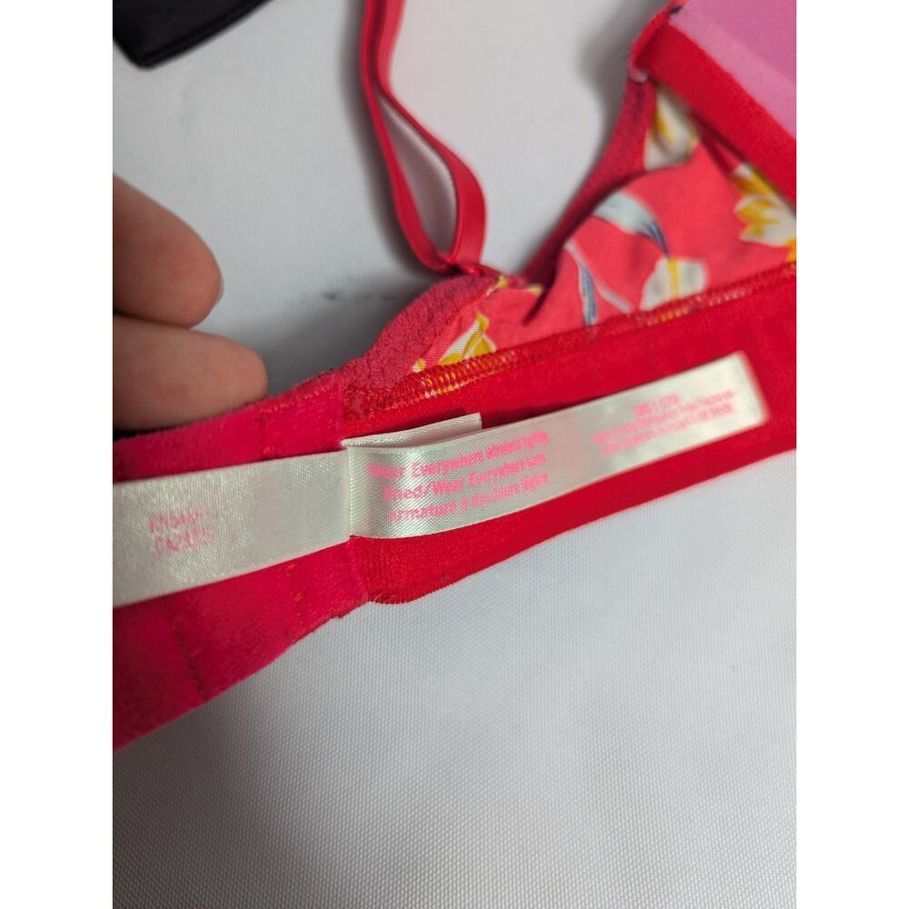 Pink Victorias Secret Wear Everywhere Wireless Lightly Lined Red Floral Bra 32C - Picture 6 of 8